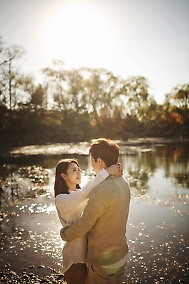 포토 JPG 주간 라이프스타일 부부 계절 여자 남자 모션 포옹 한국 서기 사람 동양인 상반신 성인 야외 두명 옆모습 30대 마주보기 산책 한국인 가을 연못 수목원 경기도 부부라이프 파주 장년만 성인만 국내포토 자연요소 커플 아시아 뷰포인트 안기 휴식 인종 생활 장년 파일형식