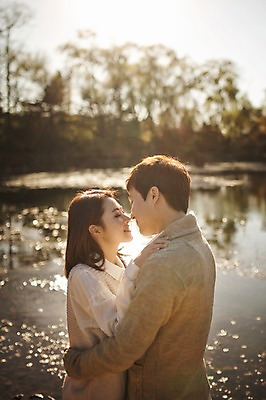 포토 JPG 주간 라이프스타일 부부 계절 여자 남자 모션 포옹 키스 한국 서기 사람 동양인 상반신 성인 야외 두명 옆모습 30대 마주보기 산책 한국인 가을 연못 수목원 경기도 부부라이프 파주 장년만 성인만 국내포토 자연요소 커플 아시아 뷰포인트 안기 휴식 인종 생활 장년 애정표현 파일형식