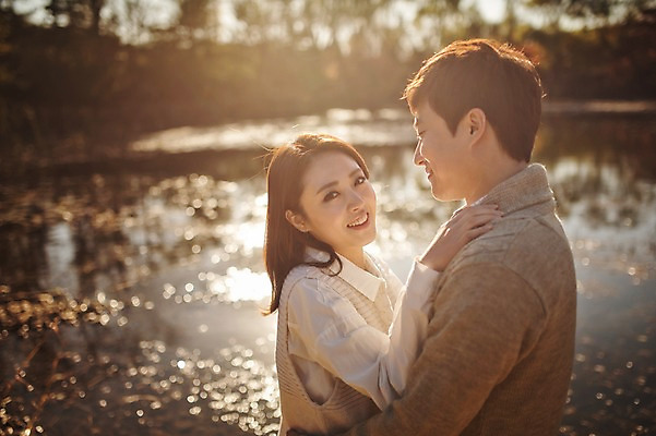 포토 JPG 주간 라이프스타일 부부 계절 여자 남자 모션 포옹 한국 서기 사람 동양인 상반신 성인 야외 두명 옆모습 30대 마주보기 다정 산책 한국인 가을 연못 수목원 경기도 부부라이프 파주 장년만 성인만 국내포토 자연요소 커플 아시아 뷰포인트 컨셉 안기 휴식 인종 생활 장년 파일형식