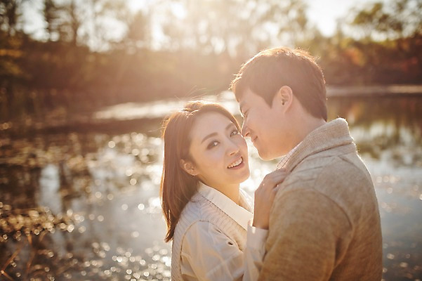 포토 JPG 주간 라이프스타일 부부 계절 여자 남자 모션 포옹 키스 한국 서기 미소 사람 동양인 상반신 성인 야외 두명 옆모습 30대 햇빛 마주보기 산책 한국인 가을 연못 수목원 경기도 부부라이프 파주 장년만 성인만 국내포토 자연요소 커플 아시아 뷰포인트 안기 휴식 표정 인종 생활 장년 태양 애정표현 파일형식