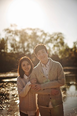포토 JPG 주간 라이프스타일 부부 계절 여자 남자 모션 한국 서기 미소 사람 동양인 상반신 성인 야외 두명 앞모습 30대 햇빛 팔짱 산책 한국인 가을 연못 수목원 경기도 부부라이프 파주 장년만 성인만 국내포토 자연요소 커플 아시아 뷰포인트 휴식 표정 인종 생활 장년 태양 파일형식