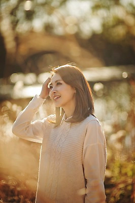 포토 JPG 주간 우먼라이프 라이프스타일 응시 계절 여자 모션 휴식 한국 한명 서기 미소 사람 동양인 상반신 성인 야외 옆모습 30대 한국인 가을 갈대밭 수목원 경기도 파주 여자만 여자한명만 성인여자만 성인한명만 성인여자한명만 장년만 장년여자만 장년여자한명만 성인만 국내포토 자연요소 1 시선 아시아 뷰포인트 컨셉 표정 인종 생활 장년 파일형식 갈대_식물