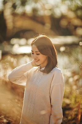 포토 JPG 주간 우먼라이프 라이프스타일 계절 여자 모션 휴식 한국 한명 서기 미소 사람 동양인 상반신 성인 야외 옆모습 30대 한국인 가을 갈대밭 수목원 경기도 파주 여자만 여자한명만 성인여자만 성인한명만 성인여자한명만 장년만 장년여자만 장년여자한명만 성인만 국내포토 자연요소 1 아시아 뷰포인트 컨셉 표정 인종 생활 장년 파일형식 갈대_식물