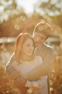 포토 JPG 주간 라이프스타일 부부 계절 여자 남자 모션 포옹 한국 서기 미소 사람 동양인 상반신 성인 야외 두명 앞모습 30대 햇빛 한국인 가을 갈대밭 백허그 수목원 경기도 부부라이프 파주 장년만 성인만 국내포토 자연요소 커플 아시아 뷰포인트 안기 표정 인종 생활 장년 태양 파일형식 갈대_식물