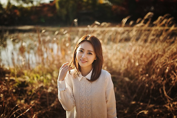포토 JPG 주간 우먼라이프 라이프스타일 계절 여자 모션 휴식 한국 갈대 한명 서기 미소 사람 동양인 상반신 성인 야외 앞모습 30대 한국인 가을 갈대밭 수목원 경기도 파주 여자만 여자한명만 성인여자만 성인한명만 성인여자한명만 장년만 장년여자만 장년여자한명만 성인만 국내포토 자연요소 식물 1 아시아 뷰포인트 컨셉 표정 인종 생활 장년 파일형식 갈대_식물