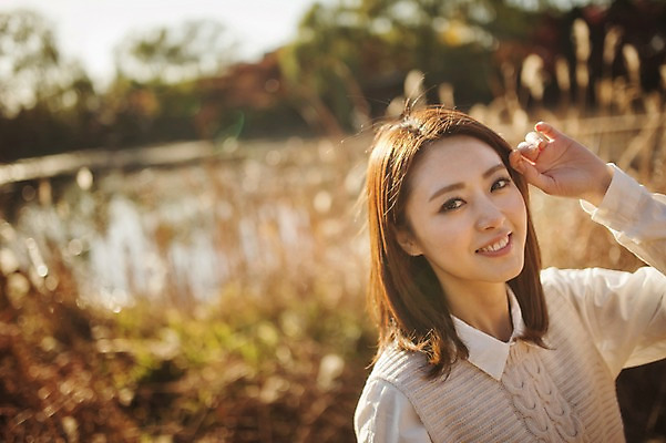 포토 JPG 주간 우먼라이프 라이프스타일 계절 여자 모션 휴식 한국 갈대 한명 서기 미소 사람 동양인 상반신 성인 야외 앞모습 30대 한국인 가을 갈대밭 수목원 경기도 파주 여자만 여자한명만 성인여자만 성인한명만 성인여자한명만 장년만 장년여자만 장년여자한명만 성인만 국내포토 자연요소 식물 1 아시아 뷰포인트 컨셉 표정 인종 생활 장년 파일형식 갈대_식물