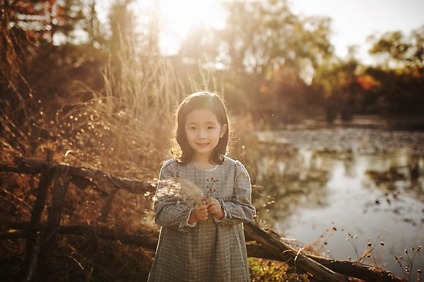 포토 JPG 주간 라이프스타일 계절 여자 어린이라이프 어린이 모션 한국 갈대 한명 서기 미소 들기 사람 동양인 상반신 야외 앞모습 햇빛 귀여움 한국인 가을 순수 갈대밭 수목원 경기도 천진난만 파주 여자만 여자한명만 어린이만 소녀만 소녀한명만 국내포토 자연요소 식물 1 아시아 뷰포인트 컨셉 표정 인종 생활 태양 파일형식 갈대_식물