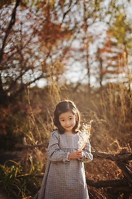 포토 JPG 주간 라이프스타일 계절 여자 어린이라이프 어린이 모션 한국 갈대 한명 서기 미소 들기 사람 동양인 상반신 야외 앞모습 귀여움 한국인 가을 순수 갈대밭 수목원 경기도 천진난만 파주 여자만 여자한명만 어린이만 소녀만 소녀한명만 국내포토 자연요소 식물 1 아시아 뷰포인트 컨셉 표정 인종 생활 파일형식 갈대_식물