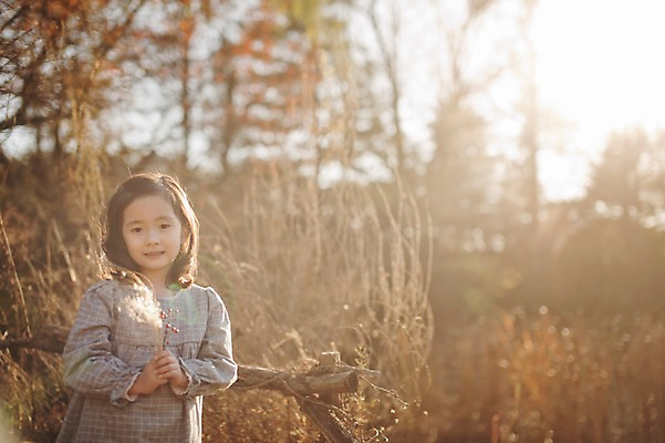 포토 JPG 주간 라이프스타일 계절 여자 어린이라이프 어린이 모션 한국 갈대 한명 서기 미소 들기 사람 동양인 상반신 야외 앞모습 햇빛 귀여움 한국인 가을 순수 갈대밭 수목원 경기도 천진난만 파주 여자만 여자한명만 어린이만 소녀만 소녀한명만 국내포토 자연요소 식물 1 아시아 뷰포인트 컨셉 표정 인종 생활 태양 파일형식 갈대_식물
