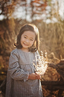 포토 JPG 주간 라이프스타일 계절 여자 어린이라이프 어린이 모션 한국 갈대 한명 서기 미소 들기 사람 동양인 상반신 야외 앞모습 귀여움 한국인 가을 순수 갈대밭 수목원 경기도 천진난만 파주 여자만 여자한명만 어린이만 소녀만 소녀한명만 국내포토 자연요소 식물 1 아시아 뷰포인트 컨셉 표정 인종 생활 파일형식 갈대_식물