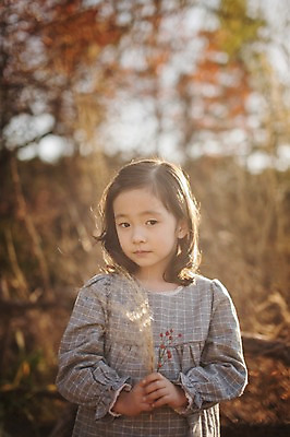 포토 JPG 주간 라이프스타일 계절 여자 어린이라이프 어린이 모션 한국 갈대 한명 서기 들기 사람 동양인 상반신 야외 앞모습 귀여움 한국인 가을 순수 갈대밭 수목원 경기도 천진난만 파주 여자만 여자한명만 어린이만 소녀만 소녀한명만 국내포토 자연요소 식물 1 아시아 뷰포인트 컨셉 인종 생활 파일형식 갈대_식물