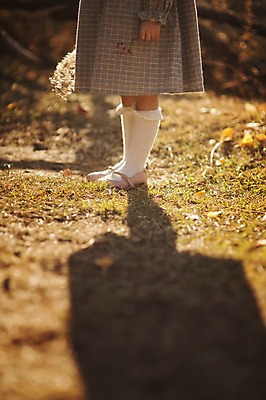 포토 JPG 주간 라이프스타일 계절 여자 열매 어린이라이프 호수 어린이 모션 한국 갈대 그림자 한명 서기 들기 사람 동양인 야외 옆모습 신체부위 귀여움 한국인 하반신 가을 다리 순수 수목원 경기도 천진난만 파주 여자만 여자한명만 어린이만 소녀만 소녀한명만 국내포토 자연요소 식물 1 아시아 뷰포인트 컨셉 인종 생활 파일형식