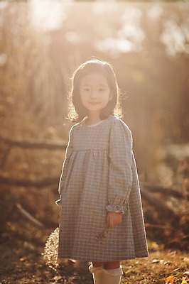 포토 JPG 주간 라이프스타일 계절 여자 열매 어린이라이프 호수 어린이 모션 한국 갈대 한명 서기 미소 들기 사람 동양인 상반신 야외 옆모습 햇빛 귀여움 한국인 가을 순수 수목원 경기도 천진난만 파주 여자만 여자한명만 어린이만 소녀만 소녀한명만 국내포토 자연요소 식물 1 아시아 뷰포인트 컨셉 표정 인종 생활 태양 파일형식