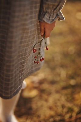 포토 JPG 주간 라이프스타일 손 계절 여자 열매 어린이라이프 호수 어린이 모션 한국 한명 서기 들기 사람 동양인 야외 신체부위 귀여움 한국인 가을 순수 수목원 경기도 천진난만 파주 어린이만 국내포토 자연요소 식물 1 아시아 컨셉 인종 생활 파일형식