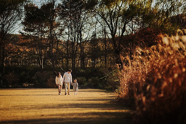 포토 JPG 주간 전신 라이프스타일 계절 여자 남자 딸 어린이 가족 모션 엄마 한국 함께함 사람 동양인 초원 성인 야외 앞모습 세명 30대 걷기 손잡기 화목 다정 산책 한국인 가을 가족라이프 아빠 수목원 경기도 파주 국내포토 자연요소 아시아 뷰포인트 컨셉 관계 휴식 인종 생활 장년 파일형식
