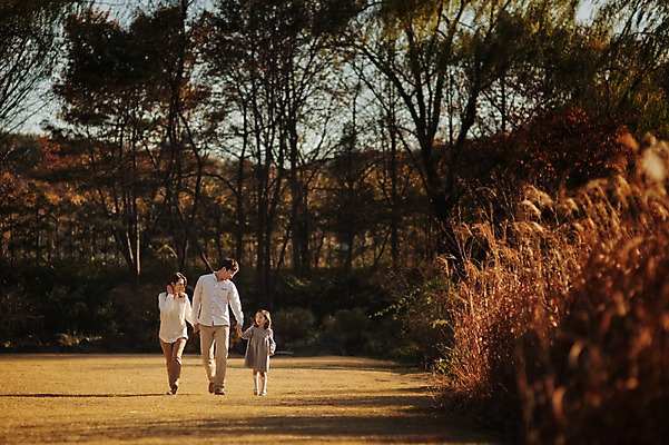 포토 JPG 주간 전신 라이프스타일 계절 여자 남자 딸 어린이 가족 모션 엄마 한국 함께함 사람 동양인 초원 성인 야외 앞모습 세명 30대 걷기 손잡기 화목 다정 산책 한국인 가을 가족라이프 아빠 수목원 경기도 파주 국내포토 자연요소 아시아 뷰포인트 컨셉 관계 휴식 인종 생활 장년 파일형식
