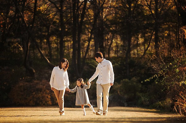 포토 JPG 주간 전신 라이프스타일 계절 여자 남자 딸 어린이 가족 모션 엄마 한국 함께함 사람 동양인 초원 성인 야외 앞모습 세명 30대 걷기 손잡기 화목 다정 한국인 가을 가족라이프 아빠 수목원 경기도 파주 국내포토 자연요소 아시아 뷰포인트 컨셉 관계 인종 생활 장년 파일형식