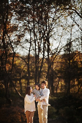 포토 JPG 주간 라이프스타일 계절 여자 남자 딸 어린이 가족 안기 모션 엄마 한국 함께함 서기 미소 사람 동양인 상반신 성인 야외 앞모습 세명 30대 화목 다정 한국인 가을 가족라이프 아빠 수목원 경기도 파주 국내포토 자연요소 아시아 뷰포인트 컨셉 관계 표정 인종 생활 장년 파일형식