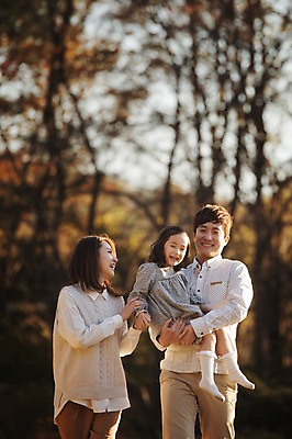 포토 JPG 주간 라이프스타일 계절 여자 남자 딸 어린이 가족 안기 모션 엄마 한국 함께함 서기 미소 사람 동양인 상반신 성인 야외 앞모습 세명 30대 화목 다정 한국인 가을 가족라이프 아빠 수목원 경기도 파주 국내포토 자연요소 아시아 뷰포인트 컨셉 관계 표정 인종 생활 장년 파일형식
