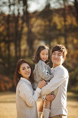포토 JPG 주간 라이프스타일 계절 여자 남자 딸 어린이 가족 안기 모션 엄마 한국 함께함 서기 미소 사람 동양인 상반신 성인 야외 옆모습 세명 30대 화목 다정 한국인 가을 가족라이프 아빠 수목원 경기도 파주 국내포토 자연요소 아시아 뷰포인트 컨셉 관계 표정 인종 생활 장년 파일형식