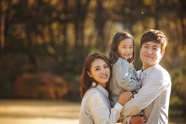 포토 JPG 주간 라이프스타일 계절 여자 남자 딸 어린이 가족 안기 모션 엄마 한국 함께함 서기 미소 사람 동양인 상반신 성인 야외 옆모습 세명 30대 화목 다정 한국인 가을 가족라이프 아빠 수목원 경기도 파주 국내포토 자연요소 아시아 뷰포인트 컨셉 관계 표정 인종 생활 장년 파일형식