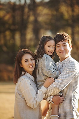 포토 JPG 주간 라이프스타일 계절 여자 남자 딸 어린이 가족 안기 모션 엄마 한국 함께함 서기 미소 사람 동양인 상반신 성인 야외 옆모습 세명 30대 화목 다정 한국인 가을 가족라이프 아빠 수목원 경기도 파주 국내포토 자연요소 아시아 뷰포인트 컨셉 관계 표정 인종 생활 장년 파일형식