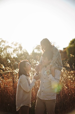 포토 JPG 주간 라이프스타일 계절 여자 남자 딸 어린이 가족 모션 엄마 한국 함께함 서기 미소 사람 동양인 상반신 성인 야외 옆모습 세명 30대 햇빛 화목 다정 한국인 가을 가족라이프 목말 아빠 갈대밭 수목원 경기도 파주 국내포토 자연요소 아시아 뷰포인트 컨셉 관계 표정 인종 생활 장년 태양 파일형식 갈대_식물