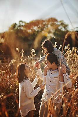 포토 JPG 주간 라이프스타일 계절 여자 남자 딸 어린이 가족 모션 엄마 한국 함께함 서기 미소 사람 동양인 상반신 성인 야외 옆모습 세명 30대 화목 다정 한국인 가을 가족라이프 목말 아빠 갈대밭 수목원 경기도 파주 국내포토 자연요소 아시아 뷰포인트 컨셉 관계 표정 인종 생활 장년 파일형식 갈대_식물