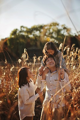 포토 JPG 주간 라이프스타일 계절 여자 남자 딸 어린이 가족 모션 엄마 한국 함께함 서기 사람 동양인 상반신 성인 야외 앞모습 세명 30대 화목 다정 한국인 가을 가족라이프 목말 아빠 갈대밭 수목원 경기도 파주 국내포토 자연요소 아시아 뷰포인트 컨셉 관계 인종 생활 장년 파일형식 갈대_식물