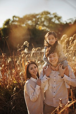 포토 JPG 주간 라이프스타일 계절 여자 남자 딸 어린이 가족 모션 엄마 한국 함께함 서기 미소 사람 동양인 상반신 성인 야외 앞모습 세명 30대 화목 다정 한국인 가을 가족라이프 목말 아빠 갈대밭 수목원 경기도 파주 국내포토 자연요소 아시아 뷰포인트 컨셉 관계 표정 인종 생활 장년 파일형식 갈대_식물