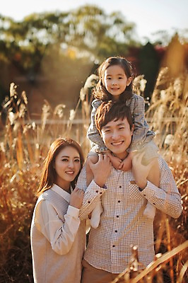 포토 JPG 주간 라이프스타일 계절 여자 남자 딸 어린이 가족 모션 엄마 한국 함께함 서기 사람 동양인 상반신 성인 야외 앞모습 세명 30대 화목 다정 한국인 가을 가족라이프 목말 아빠 갈대밭 수목원 경기도 파주 국내포토 자연요소 아시아 뷰포인트 컨셉 관계 인종 생활 장년 파일형식 갈대_식물