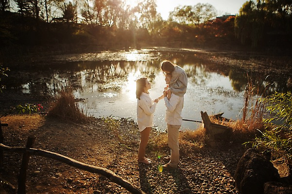 포토 JPG 주간 전신 라이프스타일 계절 여자 남자 딸 호수 어린이 가족 모션 엄마 한국 함께함 서기 사람 동양인 성인 야외 옆모습 세명 30대 햇빛 마주보기 노을 손잡기 화목 다정 한국인 가을 가족라이프 목말 아빠 수목원 경기도 파주 국내포토 자연요소 아시아 뷰포인트 컨셉 관계 인종 생활 장년 태양 파일형식