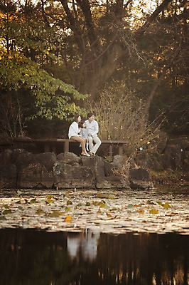 포토 JPG 주간 전신 라이프스타일 응시 계절 여자 남자 딸 호수 어린이 가족 모션 엄마 한국 함께함 사람 앉기 동양인 성인 야외 앞모습 세명 30대 화목 다정 한국인 가을 가족라이프 아빠 수목원 경기도 파주 국내포토 자연요소 시선 아시아 뷰포인트 컨셉 관계 인종 생활 장년 파일형식