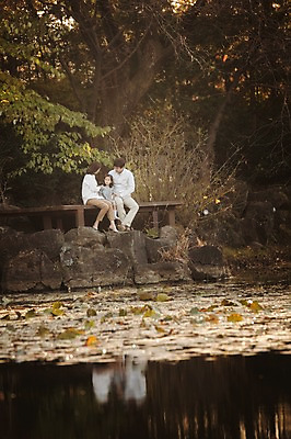 포토 JPG 주간 전신 라이프스타일 계절 여자 남자 딸 호수 어린이 가족 모션 엄마 한국 함께함 사람 앉기 동양인 성인 야외 앞모습 세명 30대 화목 다정 한국인 가을 가족라이프 아빠 수목원 경기도 파주 국내포토 자연요소 아시아 뷰포인트 컨셉 관계 인종 생활 장년 파일형식