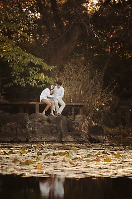 포토 JPG 주간 전신 라이프스타일 계절 여자 남자 딸 호수 어린이 가족 모션 엄마 한국 함께함 사람 앉기 동양인 성인 야외 앞모습 세명 30대 화목 다정 한국인 가을 가족라이프 아빠 수목원 경기도 파주 국내포토 자연요소 아시아 뷰포인트 컨셉 관계 인종 생활 장년 파일형식