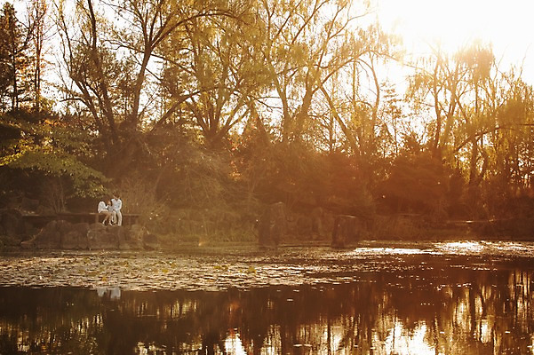 포토 JPG 주간 전신 라이프스타일 계절 여자 남자 딸 호수 어린이 가족 모션 엄마 한국 함께함 사람 앉기 동양인 풍경 성인 야외 앞모습 세명 30대 햇빛 노을 화목 다정 한국인 가을 가족라이프 아빠 수목원 경기도 파주 국내포토 자연요소 아시아 뷰포인트 컨셉 관계 인종 생활 장년 태양 파일형식