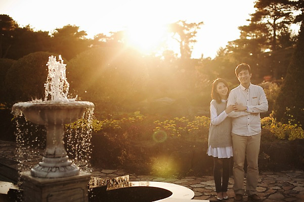 포토 JPG 주간 전신 라이프스타일 부부 계절 여자 남자 모션 한국 서기 미소 사람 동양인 성인 야외 두명 앞모습 30대 햇빛 팔짱 노을 산책 한국인 가을 분수대 수목원 경기도 부부라이프 파주 장년만 성인만 국내포토 자연요소 커플 아시아 뷰포인트 휴식 표정 인종 생활 장년 태양 파일형식