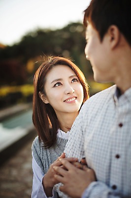 포토 JPG 주간 라이프스타일 부부 계절 여자 남자 모션 한국 서기 미소 사람 동양인 상반신 성인 야외 두명 앞모습 30대 마주보기 팔짱 산책 한국인 가을 수목원 경기도 부부라이프 파주 장년만 성인만 국내포토 자연요소 커플 아시아 뷰포인트 휴식 표정 인종 생활 장년 파일형식
