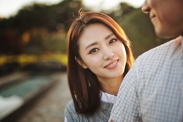 포토 JPG 주간 라이프스타일 부부 응시 계절 여자 남자 모션 한국 서기 미소 사람 동양인 상반신 성인 야외 두명 앞모습 30대 산책 한국인 가을 수목원 경기도 부부라이프 파주 장년만 성인만 국내포토 자연요소 커플 시선 아시아 뷰포인트 휴식 표정 인종 생활 장년 파일형식