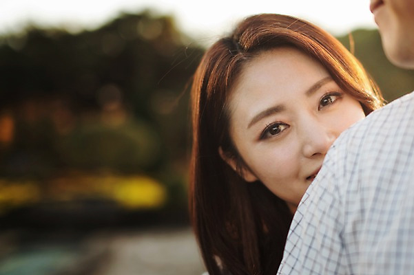 포토 JPG 주간 라이프스타일 부부 계절 여자 남자 모션 한국 서기 미소 사람 동양인 상반신 성인 야외 두명 앞모습 30대 산책 한국인 가을 수목원 경기도 부부라이프 파주 장년만 성인만 국내포토 자연요소 커플 아시아 뷰포인트 휴식 표정 인종 생활 장년 파일형식