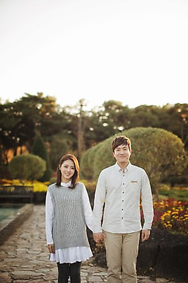 포토 JPG 주간 라이프스타일 부부 계절 여자 남자 모션 한국 서기 미소 사람 동양인 상반신 성인 야외 두명 앞모습 30대 손잡기 다정 산책 한국인 가을 수목원 경기도 부부라이프 파주 장년만 성인만 국내포토 자연요소 커플 아시아 뷰포인트 컨셉 휴식 표정 인종 생활 장년 파일형식