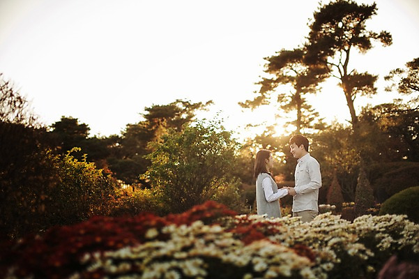 포토 JPG 주간 식물 라이프스타일 부부 계절 여자 남자 꽃 모션 한국 서기 사람 동양인 상반신 성인 야외 두명 옆모습 30대 마주보기 손잡기 산책 한국인 가을 수목원 경기도 부부라이프 파주 장년만 성인만 국내포토 자연요소 커플 아시아 뷰포인트 휴식 인종 생활 장년 파일형식