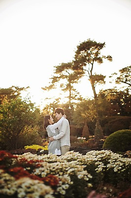 포토 JPG 주간 나무 식물 라이프스타일 부부 계절 여자 남자 꽃 모션 포옹 한국 서기 미소 사람 동양인 상반신 성인 야외 두명 옆모습 30대 다정 산책 한국인 가을 수목원 경기도 부부라이프 파주 장년만 성인만 국내포토 자연요소 커플 아시아 뷰포인트 컨셉 안기 휴식 표정 인종 생활 장년 파일형식