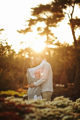 포토 JPG 주간 라이프스타일 부부 계절 여자 남자 모션 키스 한국 서기 사람 동양인 상반신 성인 야외 두명 옆모습 30대 햇빛 산책 한국인 가을 수목원 경기도 부부라이프 파주 장년만 성인만 국내포토 자연요소 커플 아시아 뷰포인트 휴식 인종 생활 장년 태양 애정표현 파일형식