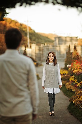 포토 JPG 주간 전신 라이프스타일 부부 계절 여자 남자 모션 한국 미소 사람 동양인 상반신 성인 야외 두명 앞모습 뒷모습 30대 걷기 한국인 가을 수목원 경기도 마중 부부라이프 파주 장년만 성인만 국내포토 자연요소 커플 아시아 뷰포인트 표정 인종 생활 장년 파일형식