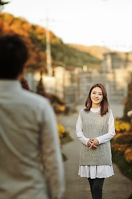 포토 JPG 주간 라이프스타일 부부 계절 여자 남자 모션 한국 미소 사람 동양인 상반신 성인 야외 두명 앞모습 뒷모습 30대 걷기 한국인 가을 수목원 경기도 마중 부부라이프 파주 장년만 성인만 국내포토 자연요소 커플 아시아 뷰포인트 표정 인종 생활 장년 파일형식