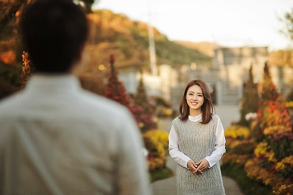 포토 JPG 주간 라이프스타일 부부 계절 여자 남자 모션 한국 서기 미소 사람 동양인 상반신 성인 야외 두명 앞모습 뒷모습 30대 한국인 가을 수목원 경기도 마중 부부라이프 파주 장년만 성인만 국내포토 자연요소 커플 아시아 뷰포인트 표정 인종 생활 장년 파일형식