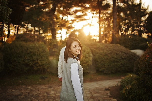 포토 JPG 주간 나무 식물 라이프스타일 부부 계절 여자 남자 모션 한국 서기 미소 사람 동양인 상반신 성인 야외 두명 뒷모습 30대 햇빛 팔짱 산책 한국인 가을 뒤돌아보기 수목원 경기도 부부라이프 파주 장년만 성인만 국내포토 자연요소 커플 아시아 뷰포인트 휴식 표정 인종 생활 장년 태양 파일형식