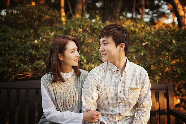 포토 JPG 주간 나무 식물 라이프스타일 부부 계절 여자 남자 모션 한국 미소 사람 앉기 동양인 상반신 성인 야외 두명 앞모습 30대 마주보기 팔짱 산책 한국인 가을 수목원 경기도 부부라이프 파주 장년만 성인만 국내포토 자연요소 커플 아시아 뷰포인트 휴식 표정 인종 생활 장년 파일형식