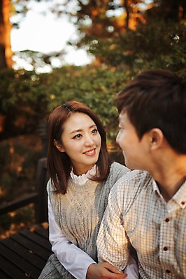 포토 JPG 주간 나무 식물 라이프스타일 부부 계절 여자 남자 모션 휴식 한국 미소 사람 앉기 동양인 상반신 성인 야외 두명 앞모습 30대 마주보기 팔짱 산책 한국인 가을 수목원 경기도 부부라이프 파주 장년만 성인만 국내포토 자연요소 커플 아시아 뷰포인트 컨셉 표정 인종 생활 장년 파일형식